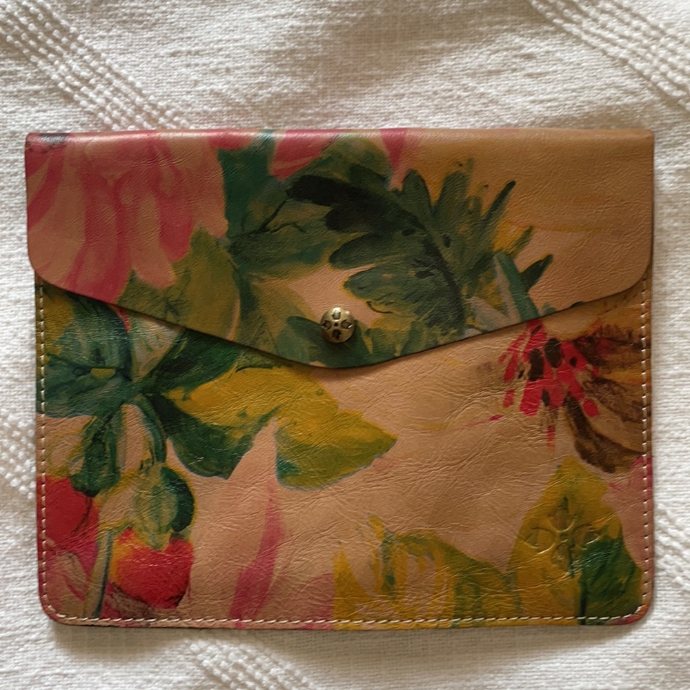 Adorable floral Patricia Nash clutch